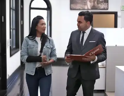 Un abogado especializado en lesiones personales hablando sobre una reclamación con un cliente lesionado