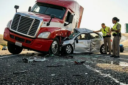 Un camión y un turismo implicados en un accidente en la autopista, mostrando los daños sufridos por los vehículos tras el choque