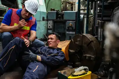 Un hombre ha resultado herido mientras trabajaba en una fábrica