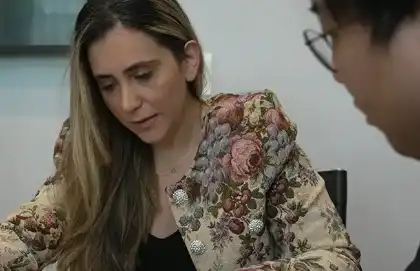 Una mujer se está metiendo en problemas por no haber contactado inmediatamente con un abogado especializado en accidentes de tráfico