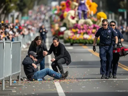 Una persona herida recibe ayuda de los transeúntes y los paramédicos tras un accidente ocurrido en la Rose Parade