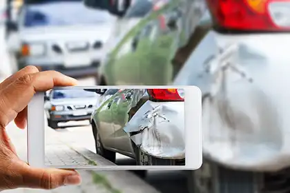Una persona que está tomando fotografías del accidente como prueba
