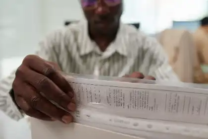 un hombre que presenta la documentación relacionada con el accidente de tráfico