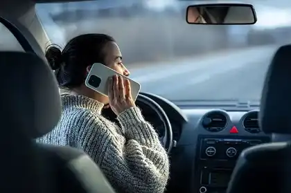 una mujer que llama al 911 para denunciar a un conductor ebrio