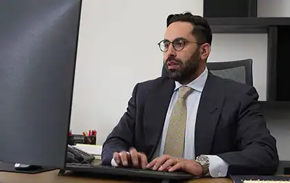 Abogado de AK Law evaluando la reclamación de un cliente por accidente de coche