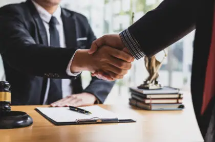 Abogado estrechando la mano de un cliente