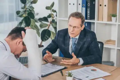 Abogado explicando caso a cliente preocupado en oficina