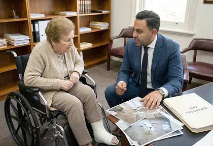 Abogado que habla con un cliente mayor, víctima de una caída, sobre la conservación de las pruebas y los plazos de presentación