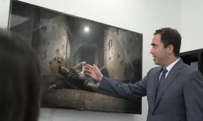 Abogado que presenta pruebas de una lesión sufrida en una casa encantada durante una consulta con un cliente
