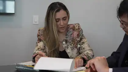 Abogado que revisa documentos con un cliente sobre los costes de una lesión medular