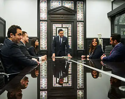 Abogados de AK debaten sobre un caso de accidente de camión de gran tonelaje