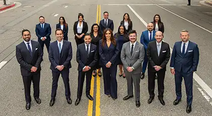 Abogados de Arash Law juntos en una calle de la ciudad