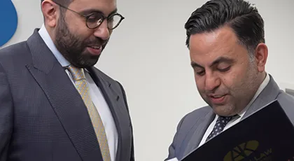 Abogados de lesiones personales que revisan documentos legales para abordar las cuestiones de seguridad de los clientes