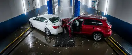 Accidente por colisión de un vehículo en un túnel de lavado
