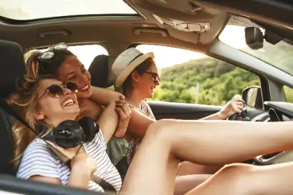Adolescentes distraídos al volante yendo a una fiesta de Acción de Gracias