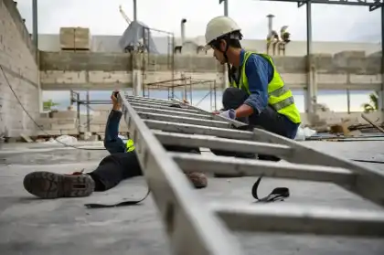 Caída desde una escalera en una obra