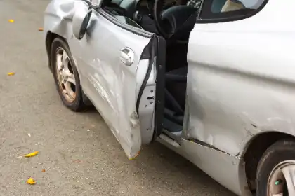 Coche dañado tras un pequeño choque