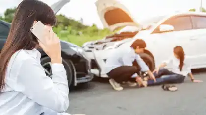 Conducir, hablar por teléfono, accidente de tráfico, abogado tras una colisión