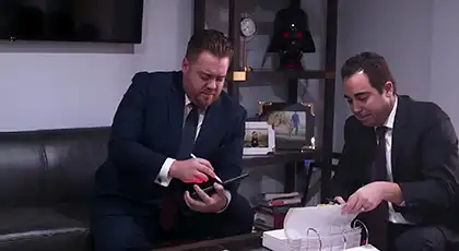 Dos abogados de AK en una oficina revisando documentos juntos