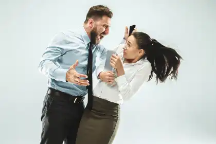 El jefe insulta verbalmente a un empleado