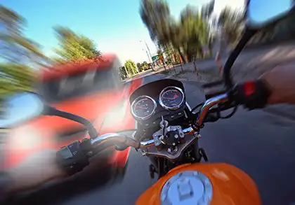 El peligro de conducir una moto