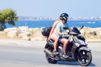 Hábitos de conducción inseguros que provocan un accidente de moto