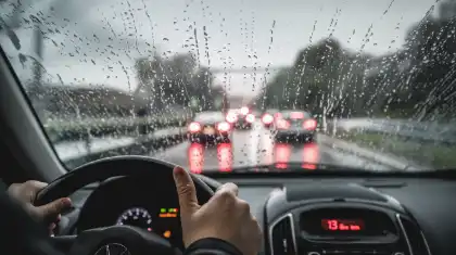 Hombre conduciendo bajo una intensa lluvia