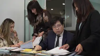 Los abogados de AK analizan los expedientes del caso y debaten estrategias jurídicas para demostrar la responsabilidad