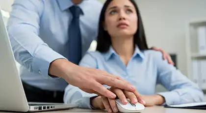 Mujer que sufre tocamientos no deseados en el trabajo