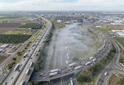 Niebla en la autopista 99 y tráfico de camiones en el condado de San Joaquín