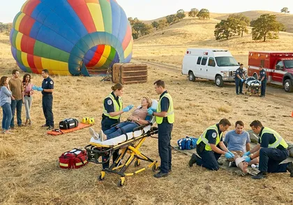Paramédicos que atienden a pasajeros heridos tras un accidente de globo aerostático