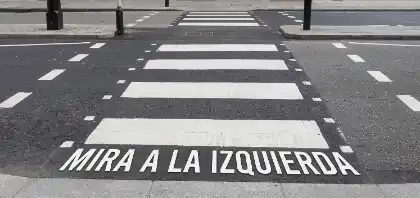 Pasos de peatones no oficiales trazados para paliar la falta de pasos de peatones en zonas de alto riesgo