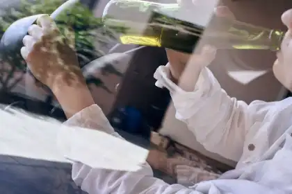 Persona bebiendo al volante