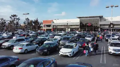Riesgo de accidente en el aparcamiento de un centro comercial en vacaciones
