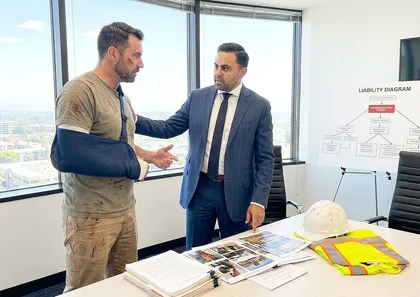 Supervisor de obras que documenta las pruebas de un accidente con andamios en una obra de Sacramento