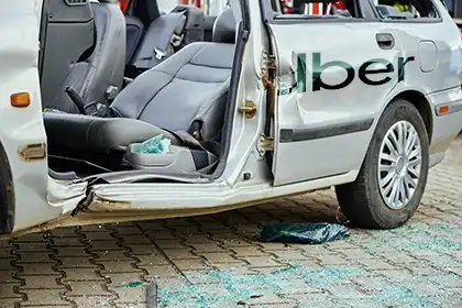 Uber destrozado tras un accidente de tráfico
