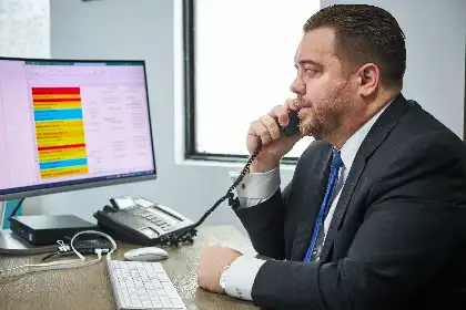 Un abogado de AK habla con un cliente que ha sido despedido de forma improcedente en su trabajo