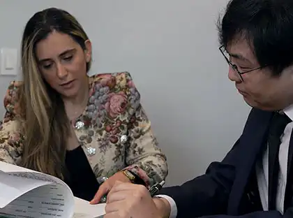 Un abogado de AK revisa los expedientes de los casos de accidentes por resbalones y caídas en restaurantes