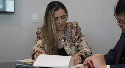 Un abogado de AK revisando documentos con un cliente durante una consulta jurídica