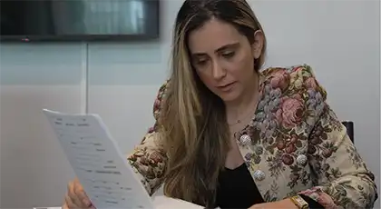 Un abogado especializado en lesiones personales de AK revisa los documentos legales relativos a los honorarios de contingencia en un caso de accidente en un drive-thru