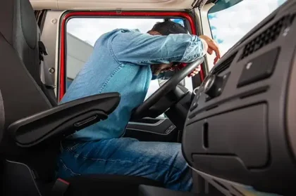 Un camionero se queda dormido al volante