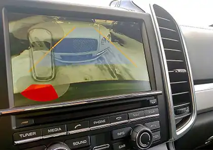 Un coche aparcado demasiado cerca de otro