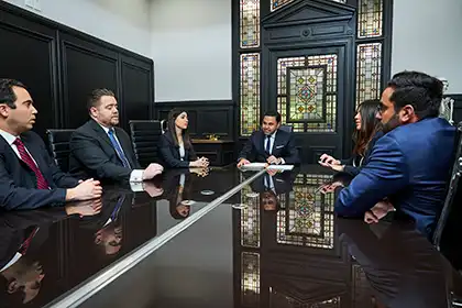 Un grupo de abogados de accidentes de camión está reunido