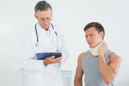 Un hombre con una lesión en el cuello que habla con su médico sobre los resultados de sus pruebas