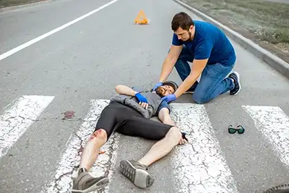 Un hombre ha resultado herido en un atropello con fuga mientras cruzaba por el paso de peatones