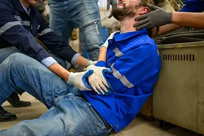 Un hombre resulta herido mientras trabajaba