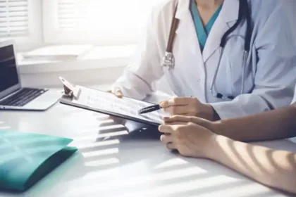 Un médico explica el historial médico a un paciente