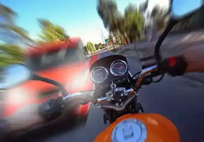 Un motociclista que circula a exceso de velocidad puede provocar un accidente