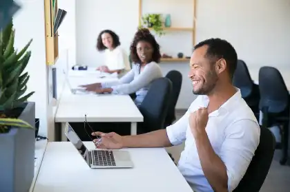 Un profesional feliz en un entorno laboral saludable
