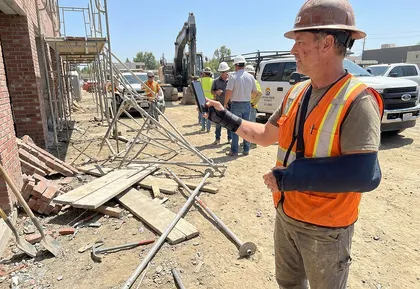 Un trabajador de la construcción lesionado habla con un abogado especializado en lesiones personales sobre la responsabilidad en el accidente ocurrido en un andamio en Sacramento